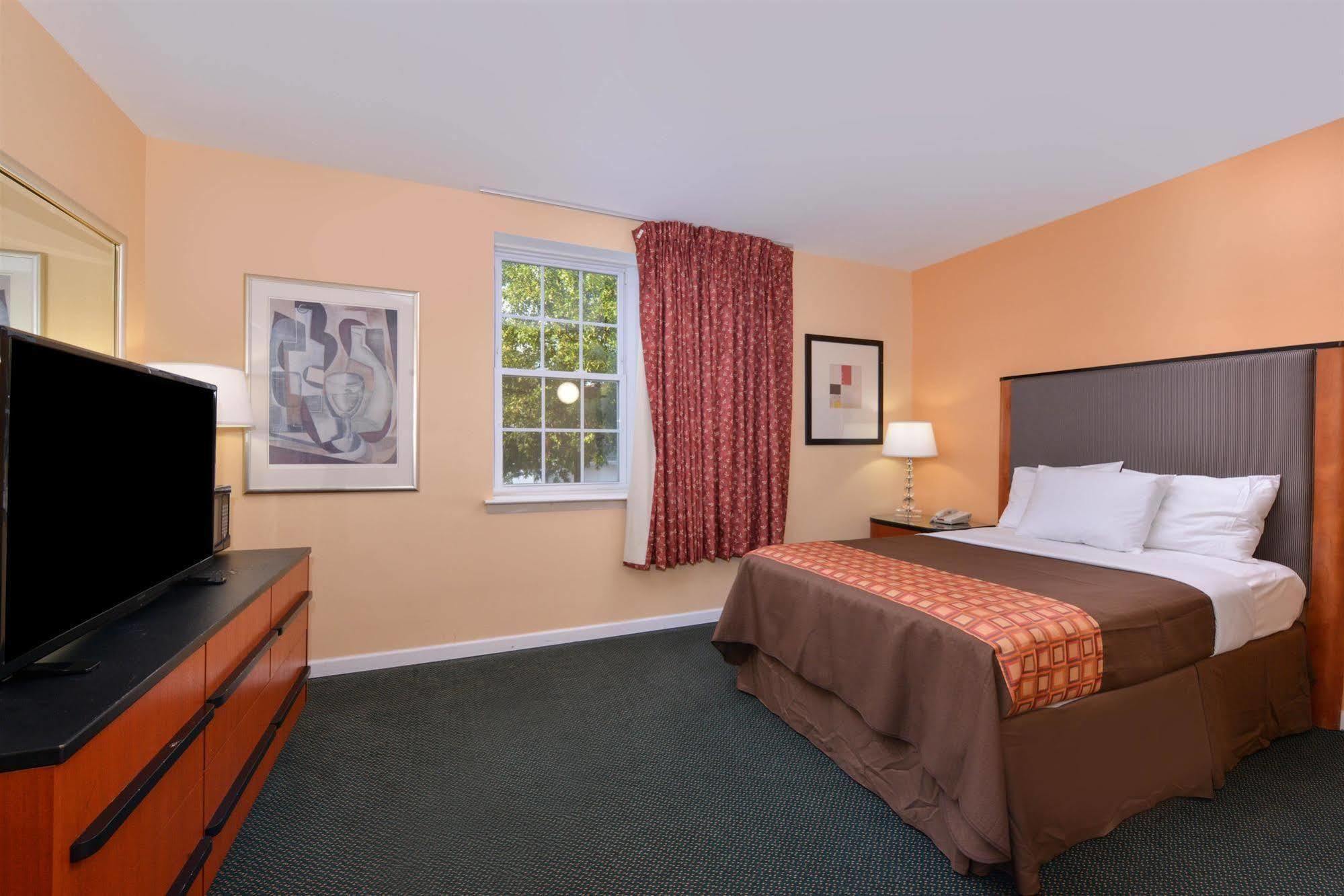 Media Inn & Suites Extérieur photo