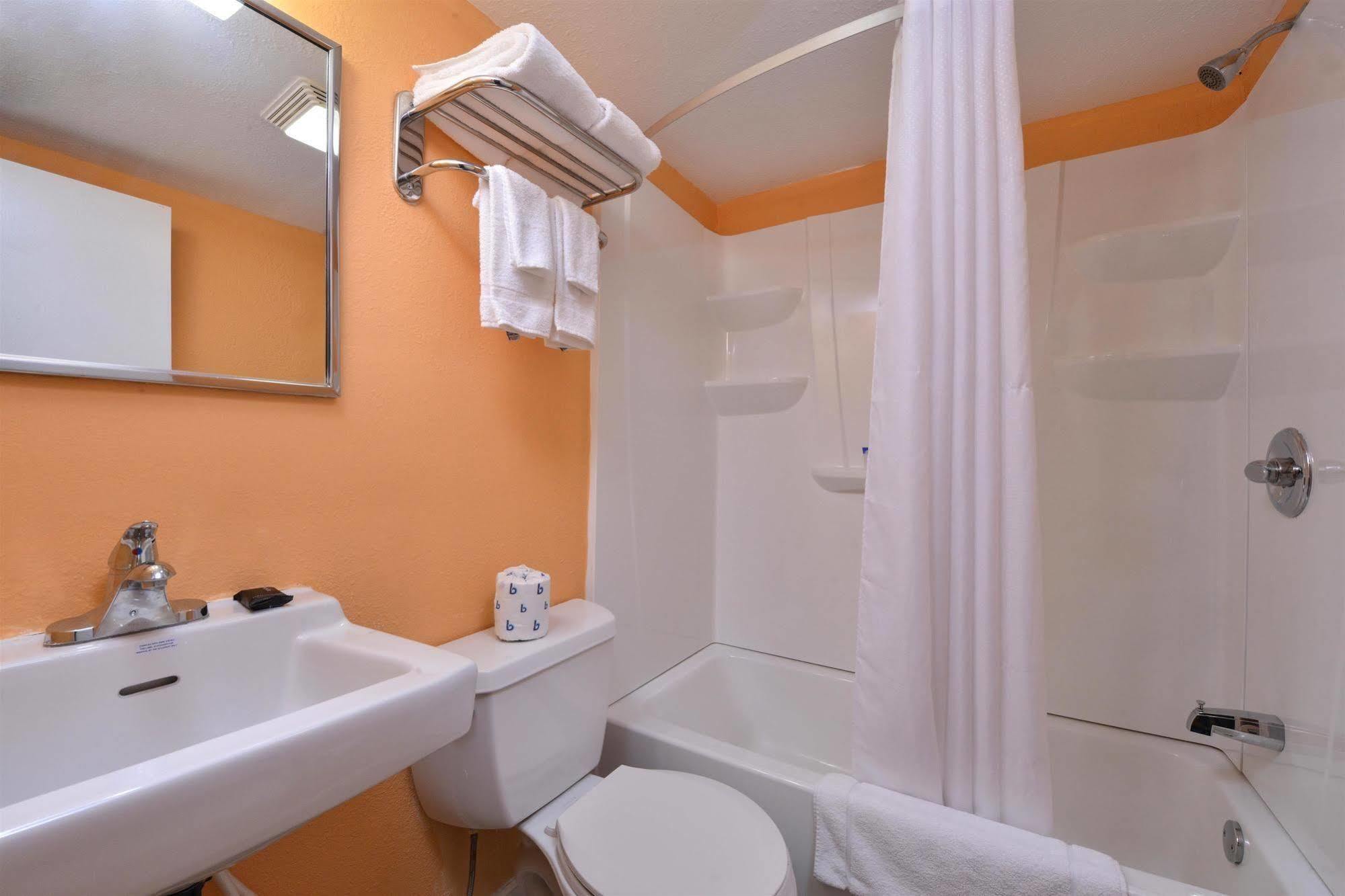 Media Inn & Suites Extérieur photo